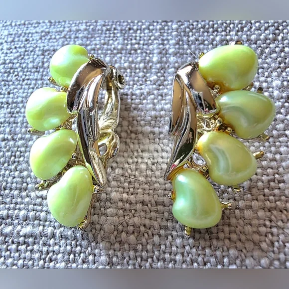 VINTAGE BSK PASTEL THERMOSET BRACELET AND CLIP EARRINGS - Picture 2 of 7